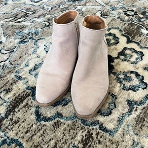 Qupid Women’s Tan Ankle Booties size 9
